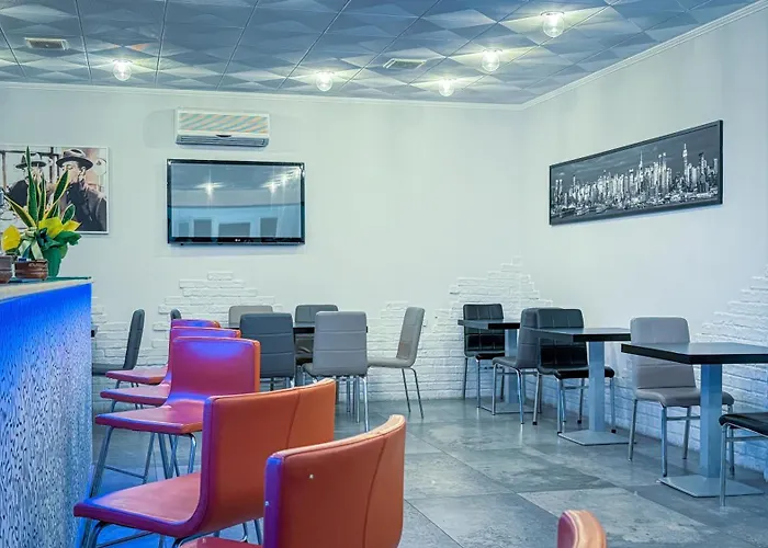 Etna - Per Coppie E Famiglie Con Parcheggio E 3* Riccione