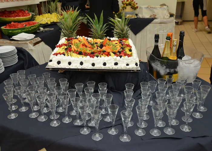 Etna - Per Coppie E Famiglie Con Parcheggio E 3* Riccione