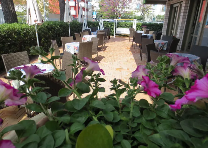 Etna - Per Coppie E Famiglie Con Parcheggio E 3* Riccione