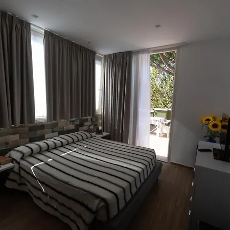 Etna - Per Coppie E Famiglie Con Parcheggio E 3* Riccione