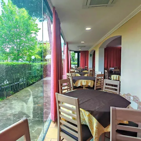 Etna - Per Coppie E Famiglie Con Parcheggio E 3* Riccione