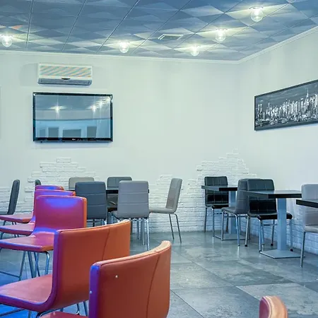 Etna - Per Coppie E Famiglie Con Parcheggio E 3* Riccione