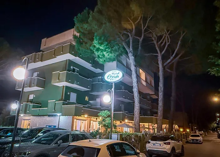 Etna - Per Coppie E Famiglie Con Parcheggio E 3* Riccione