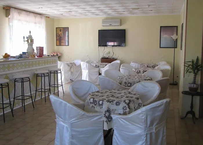 Hotel Etna - Per Coppie E Famiglie Con Parcheggio E